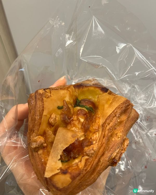 今日早餐兩隻qq包 紫薯qq+腸仔牛角酥😆