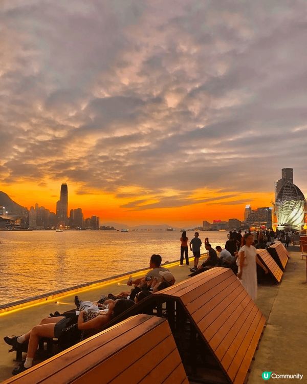 平日不多人，躺著看日落好chill,在炮台山東岸公園，陣陣微...
