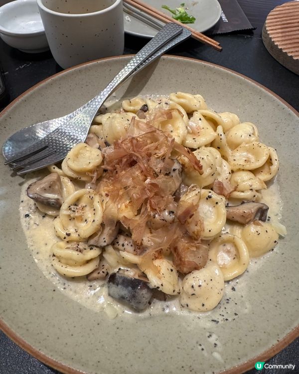 貓星人佈置嘅餐廳