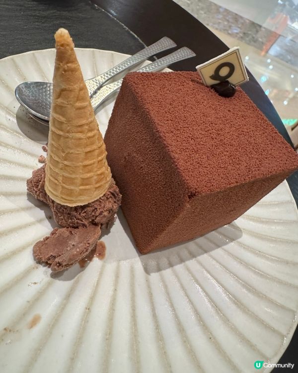 貓星人佈置嘅餐廳