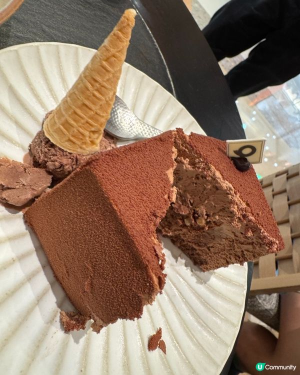 貓星人佈置嘅餐廳