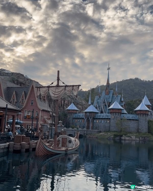 香港迪士尼魔雪奇緣世界完全還原冰雪奇緣嘅電影場景，有友誼噴泉...