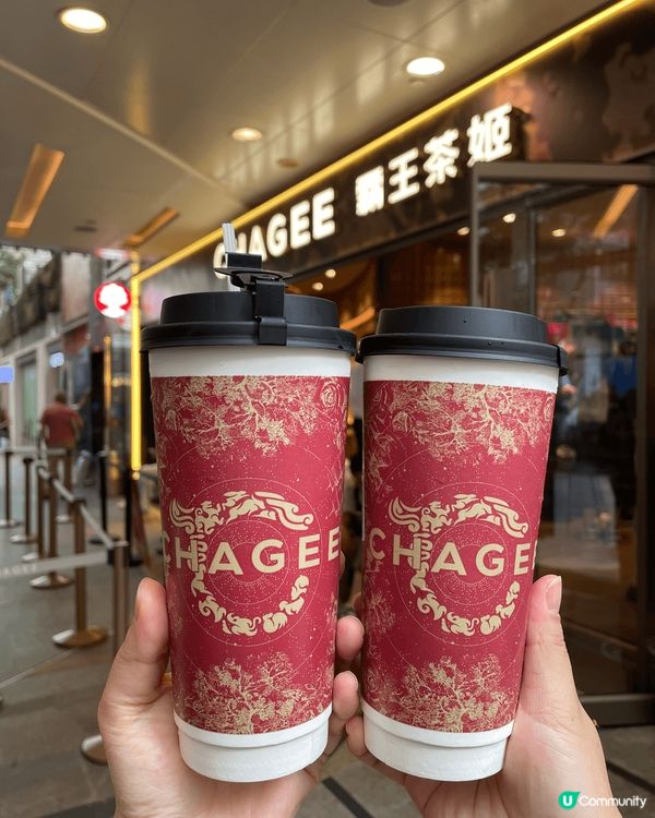 因為呢間係香港係第一間霸王茶姬，而且用左特別既紅色設計，真係...