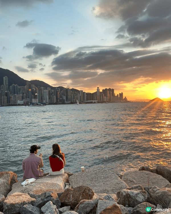 這裏是攝於西九海濱長廊，這個地方真的很浪漫，可以看海看日落有...