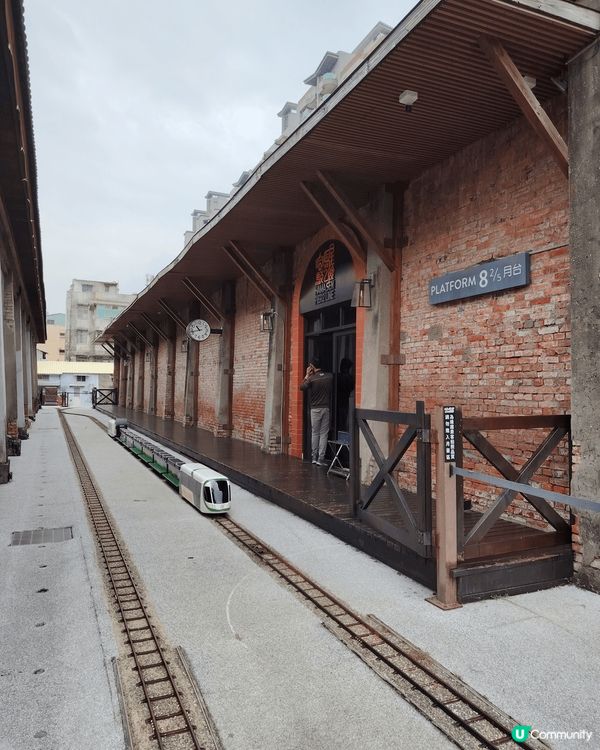 這裡叫高雄，這個地方真的有保留以前打仗的痕跡，有舊火車，有很...