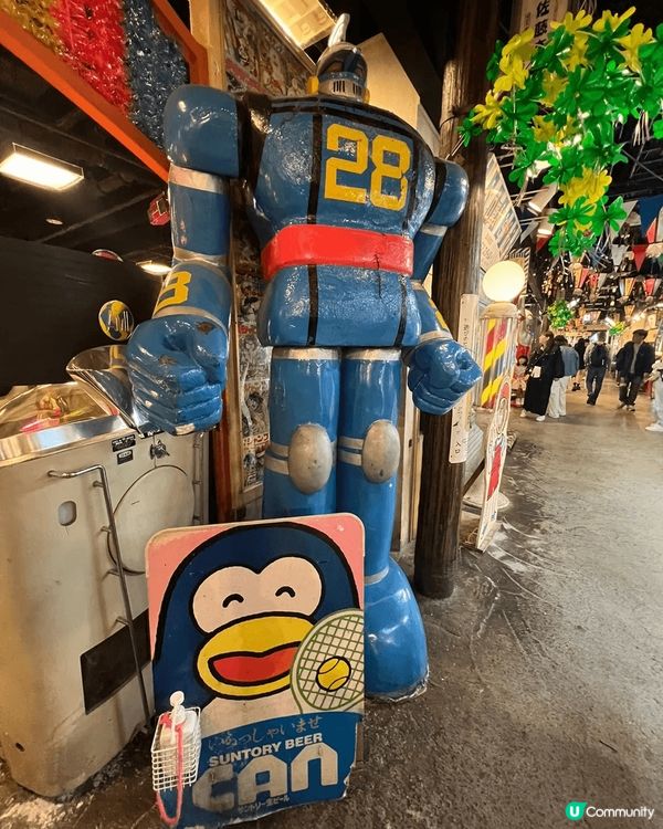 這是東京台場的商場，雜貨鋪裏便有很多懷舊的糖果同埋公仔