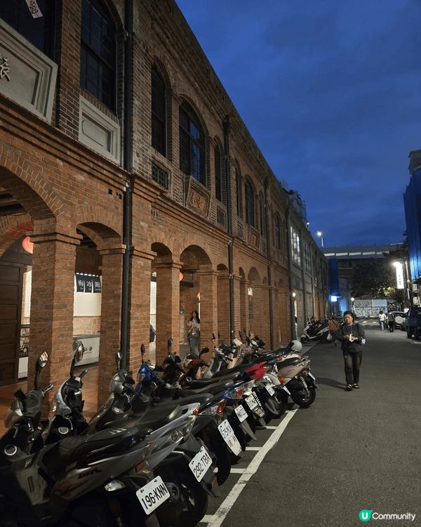 迪化街十連棟，充滿懷舊氣色，同時是買手信的好地方，入手不少好...