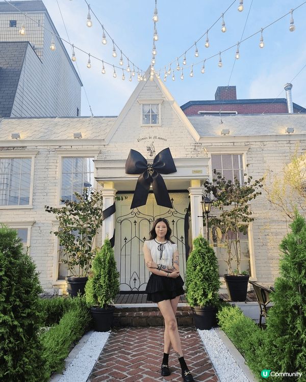 韓國特別的CAFE ,以黑色蝴蝶結做主題，室內室外裝飾都好精...