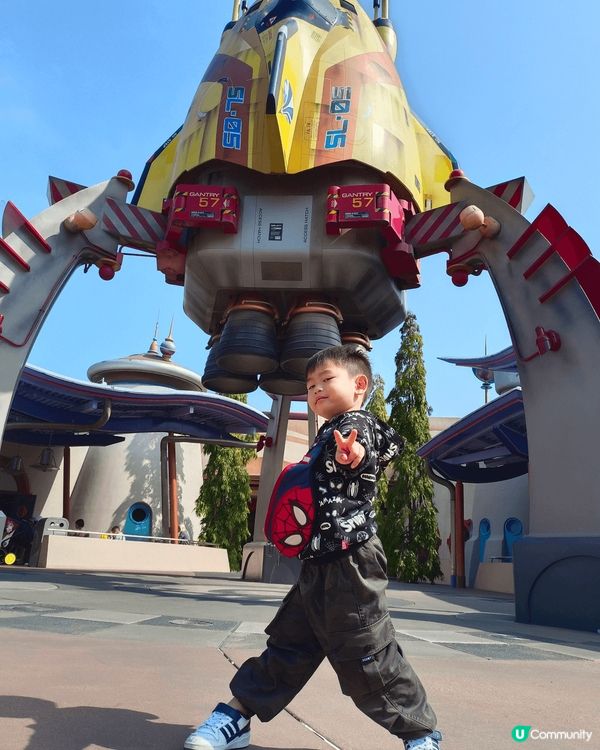 每次帶小朋友來迪士尼一定會到這幾個景點拍成長照片,非常值得留...