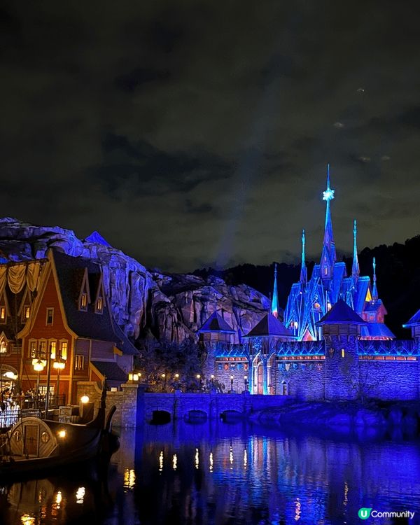 去年聖誕，在夜幕低垂的阿德爾王國以及披上聖誕光影的城堡度過奇...