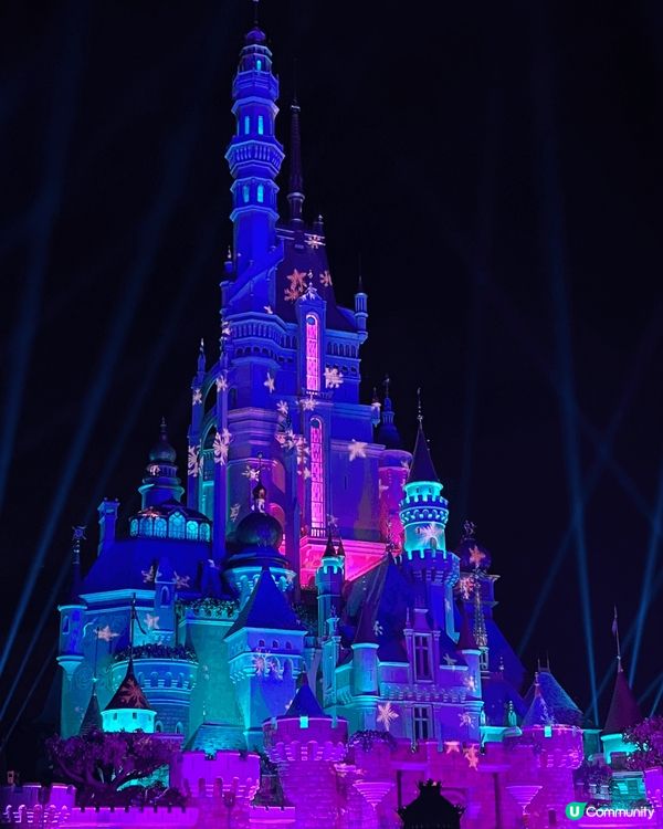 去年聖誕，在夜幕低垂的阿德爾王國以及披上聖誕光影的城堡度過奇...