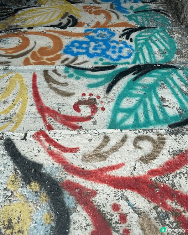 這是在坪洲的一個打卡景點，由以前的牛皮廠改造成一個藝術花園，...