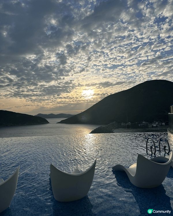 我很喜歡酒店的infinity pool，可以看?一望無際的...