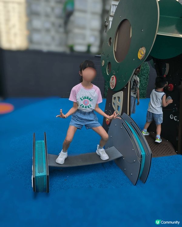 葵芳新都會廣場上面個遊戲場正到爆，又唔曬，又有風，樓下就係商...