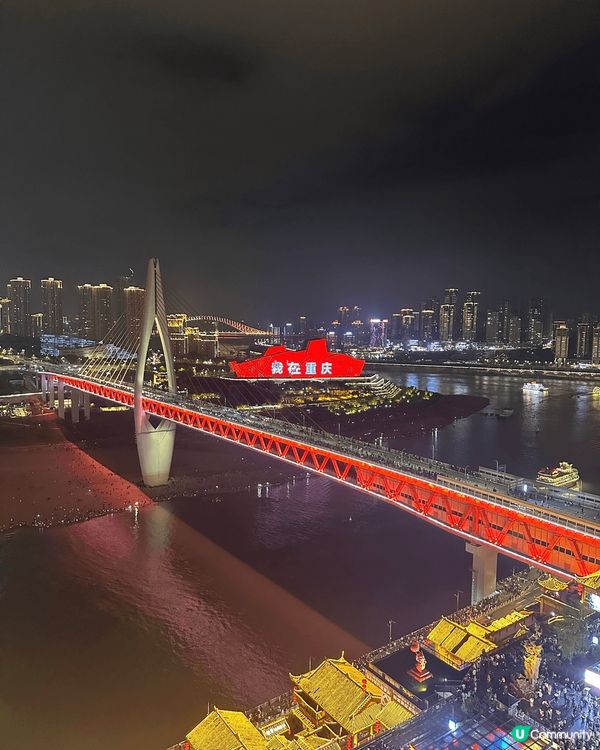 重慶洪崖洞，洪崖洞商業街有餐館、有小吃街、也有土特產商店，走...