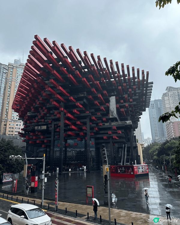 重慶洪崖洞，洪崖洞商業街有餐館、有小吃街、也有土特產商店，走...