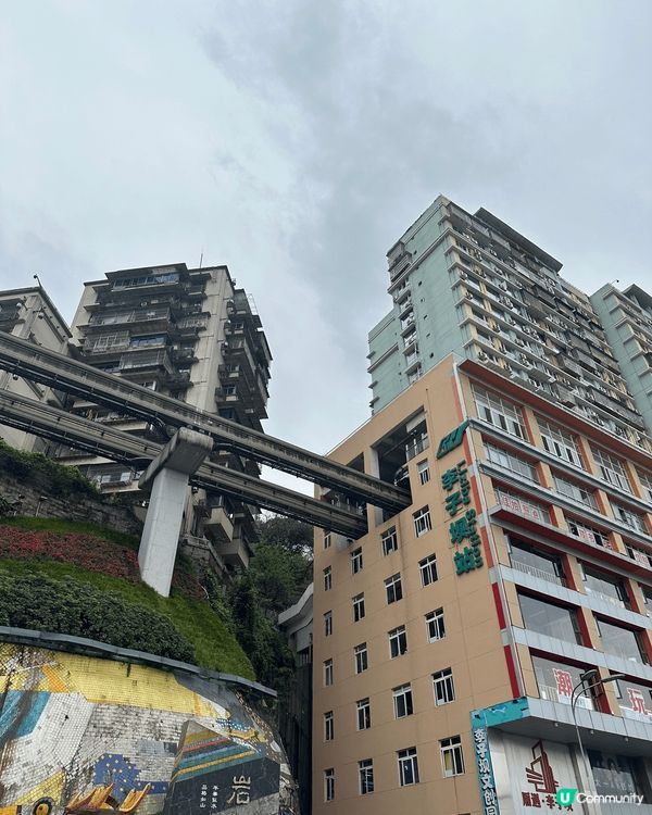 重慶洪崖洞，洪崖洞商業街有餐館、有小吃街、也有土特產商店，走...