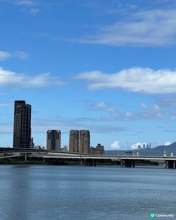 大稻埕除了拍照外，還可以品嚐當地美食例如探豆花和滷肉飯。還可...