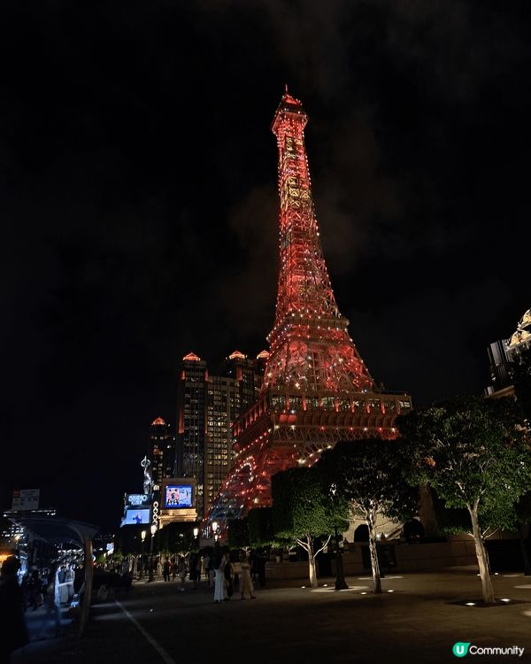 兩張夜景攝於澳門的巴黎人和倫敦人酒店，燈飾在夜晚亮起時令人不...