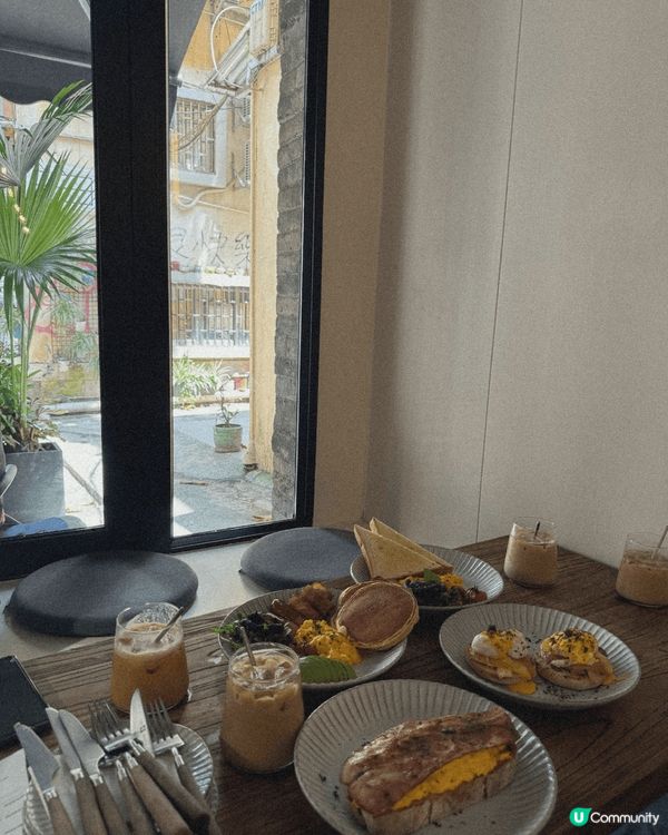 兩張夜景攝於澳門的巴黎人和倫敦人酒店，燈飾在夜晚亮起時令人不...