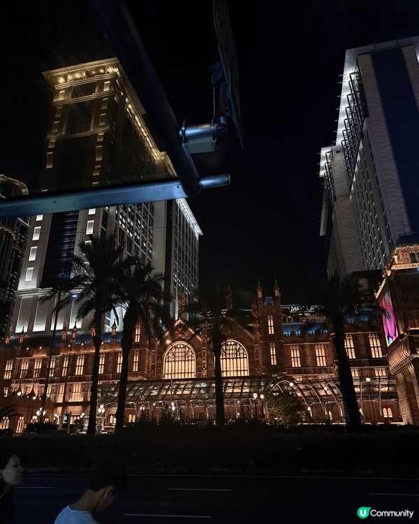 兩張夜景攝於澳門的巴黎人和倫敦人酒店，燈飾在夜晚亮起時令人不...