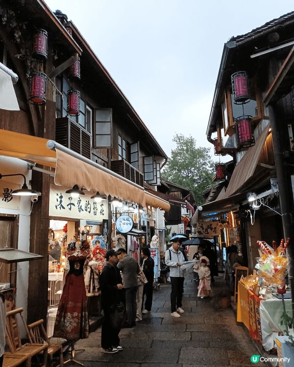 小河直街係杭州必到既打卡熱點，遊客可以租著各式各樣既古裝服飾...