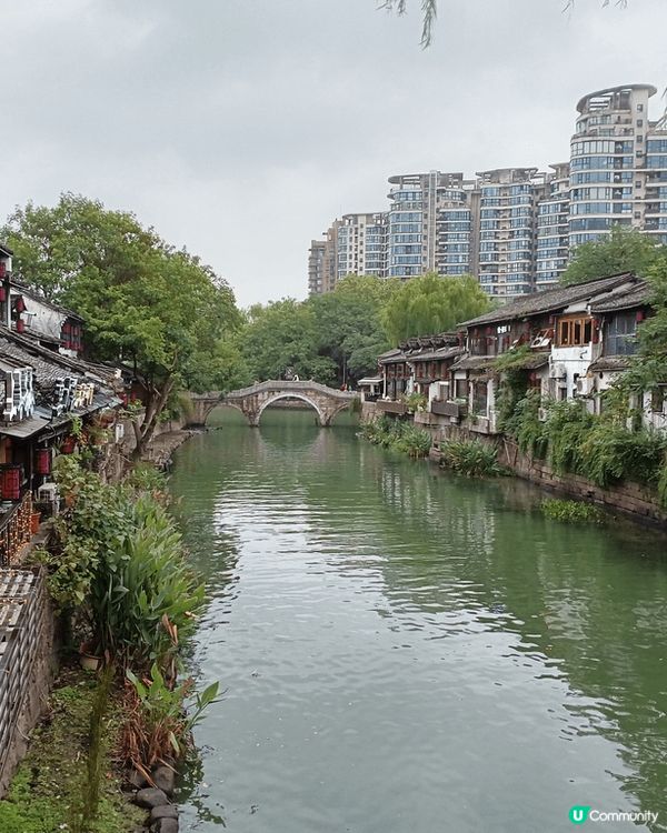 小河直街係杭州必到既打卡熱點，遊客可以租著各式各樣既古裝服飾...