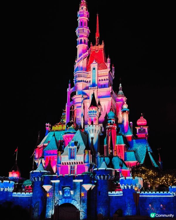 是香港迪士尼樂園和酒店內的景點。迪士尼城堡本身已經充滿了浪漫...