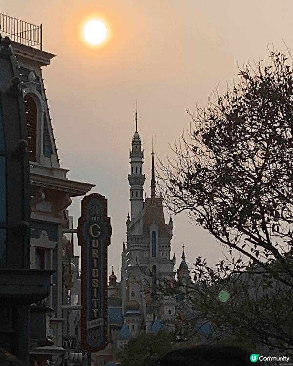 一踏出由欣澳去迪士尼地鐵列車，望到園內景緻，樂園獨特音樂，整...