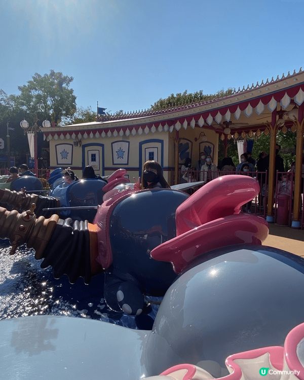 一踏出由欣澳去迪士尼地鐵列車，望到園內景緻，樂園獨特音樂，整...