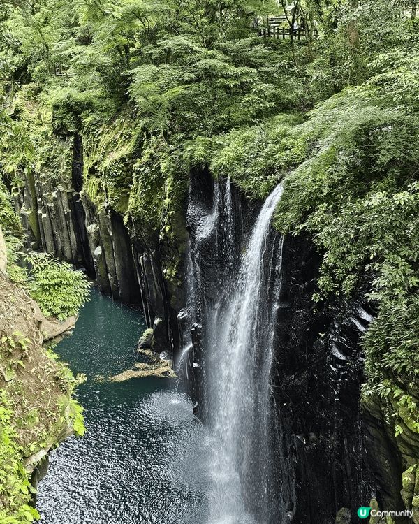 高千穗峽有著很夢幻的自然景觀，可乘搭小船從近隔離欣賞瀑布傾瀉...