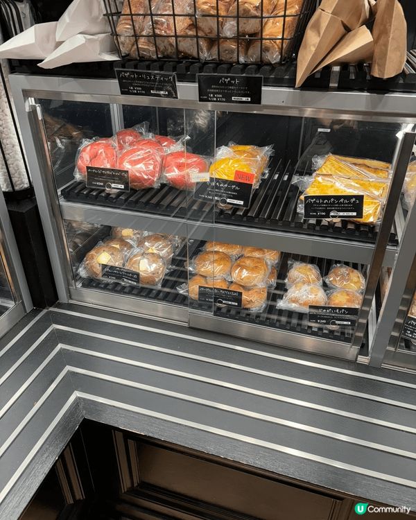 去日本最愛鐵路景，後面總有藍天白雲陪襯。另外必去?係百貨公司...