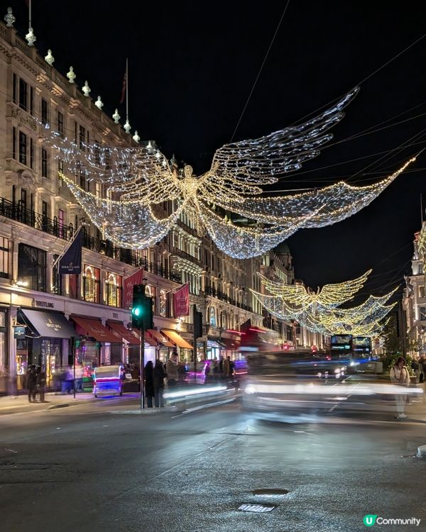 ✨ 倫敦街頭的夢幻天使燈，點亮冬日夜空 ✨