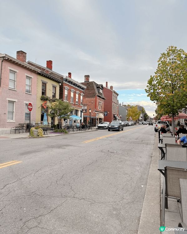 係美國小鎮街景，隧意拍，隨意逛街，街道??又乾淨，行得又舒服...