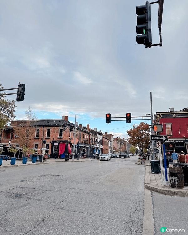 係美國小鎮街景，隧意拍，隨意逛街，街道??又乾淨，行得又舒服...