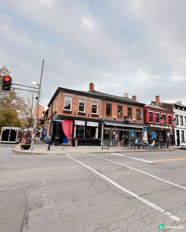 係美國小鎮街景，隧意拍，隨意逛街，街道??又乾淨，行得又舒服...