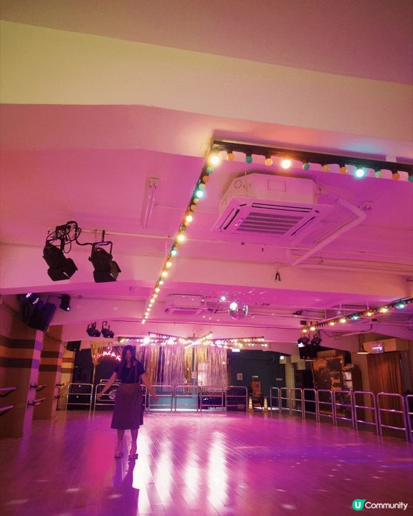 牛頭角打卡熱點室內滾軸溜冰場，懷舊風格Y2K