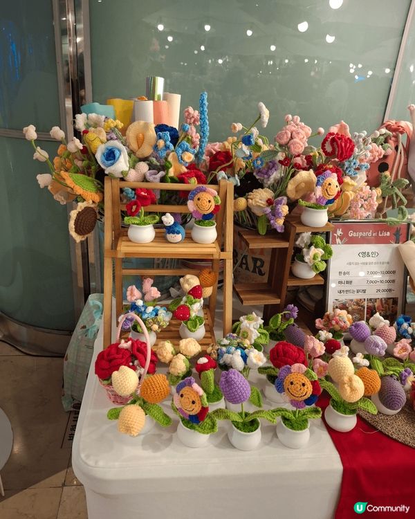 在韓國釜山的一個商場擺放一個法國主題賣物展，所售賣的衣服及飾...