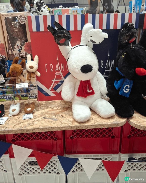 在韓國釜山的一個商場擺放一個法國主題賣物展，所售賣的衣服及飾...