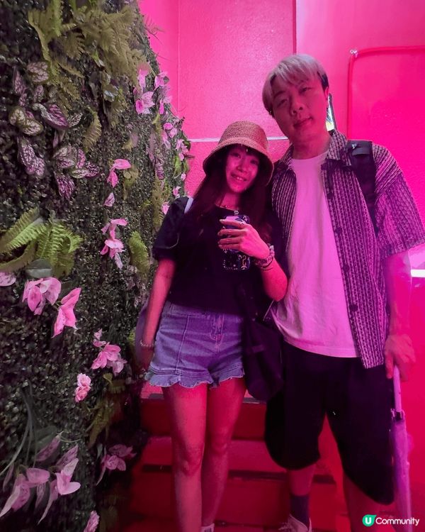 位於韓國首爾弘大?一間粉紅色主題酒吧餐廳，好值得大家?打卡。...