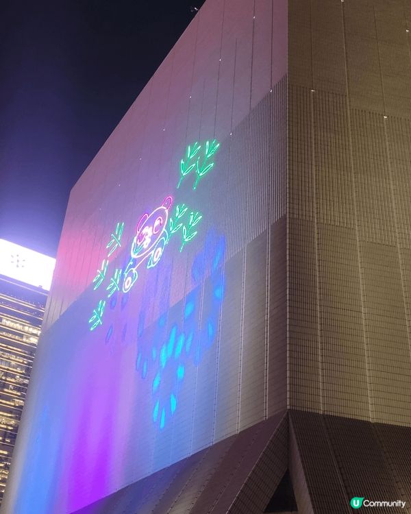 尖沙咀鐘樓同文化中心外牆?萬聖節夜繽紛鐳射表演有好多熊貓，現...
