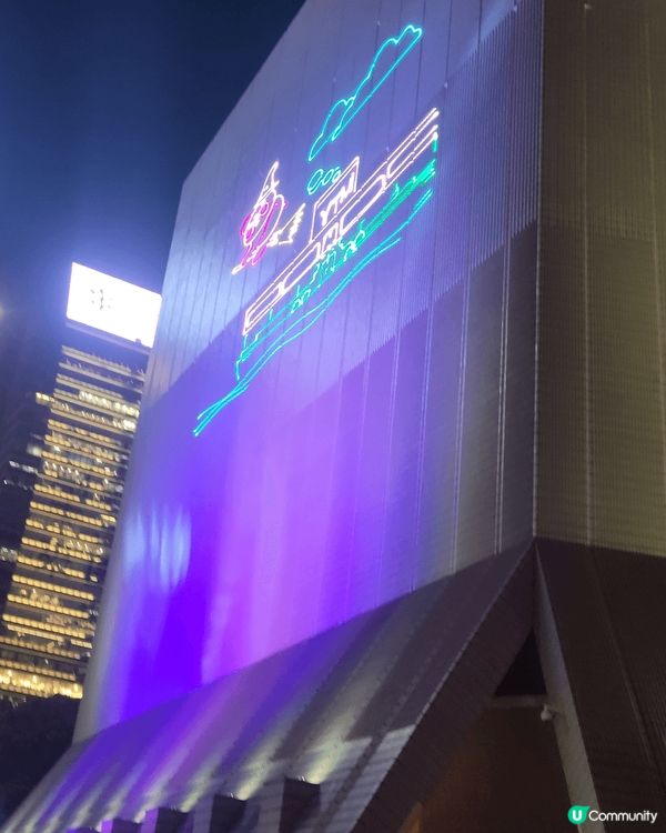 尖沙咀鐘樓同文化中心外牆?萬聖節夜繽紛鐳射表演有好多熊貓，現...