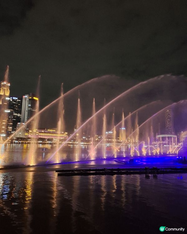 《幻彩生輝 - 光影水舞秀》係新加坡一個非常受歡迎?夜間表演...