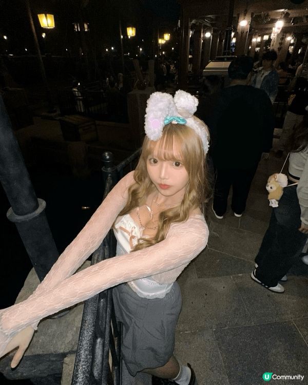 是遠近聞名的香港迪士尼樂園～在冰雪奇緣的新園區打卡，氣氛濃厚...