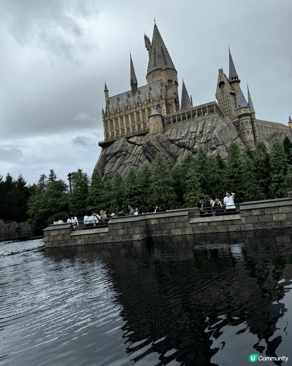 日本環球影城內的哈利波特園，霍格華茲城堡在湖水上的倒影，就好...