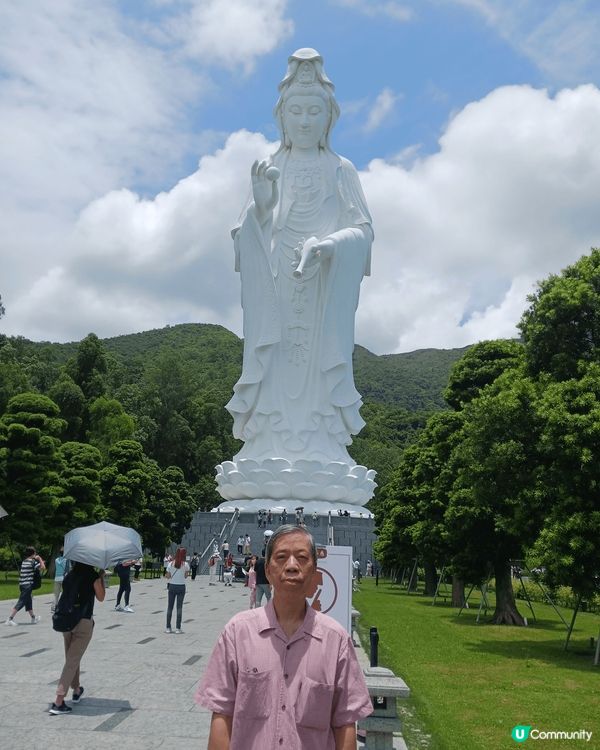 於慈山寺觀音像下打卡拍照菩薩慈祥佛光普照