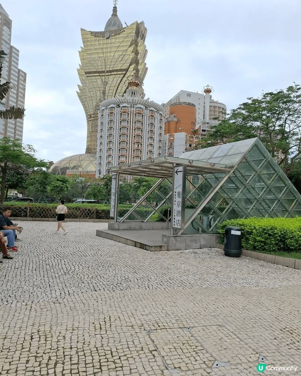 遊澳門到官也街, 那兒的政府建築物充滿異地風情, 並到了萄京...