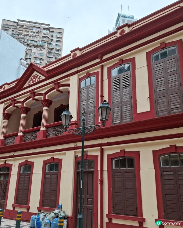 遊澳門到官也街, 那兒的政府建築物充滿異地風情, 並到了萄京...