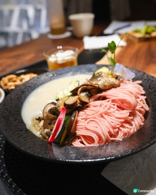 繁囂商業區中的心靈綠洲