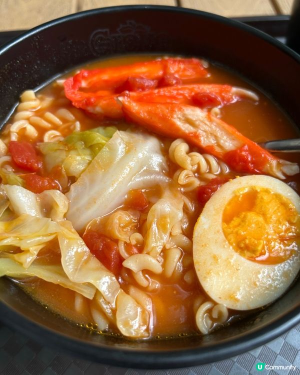 蕃茄湯螺絲粉，配松葉蟹柳